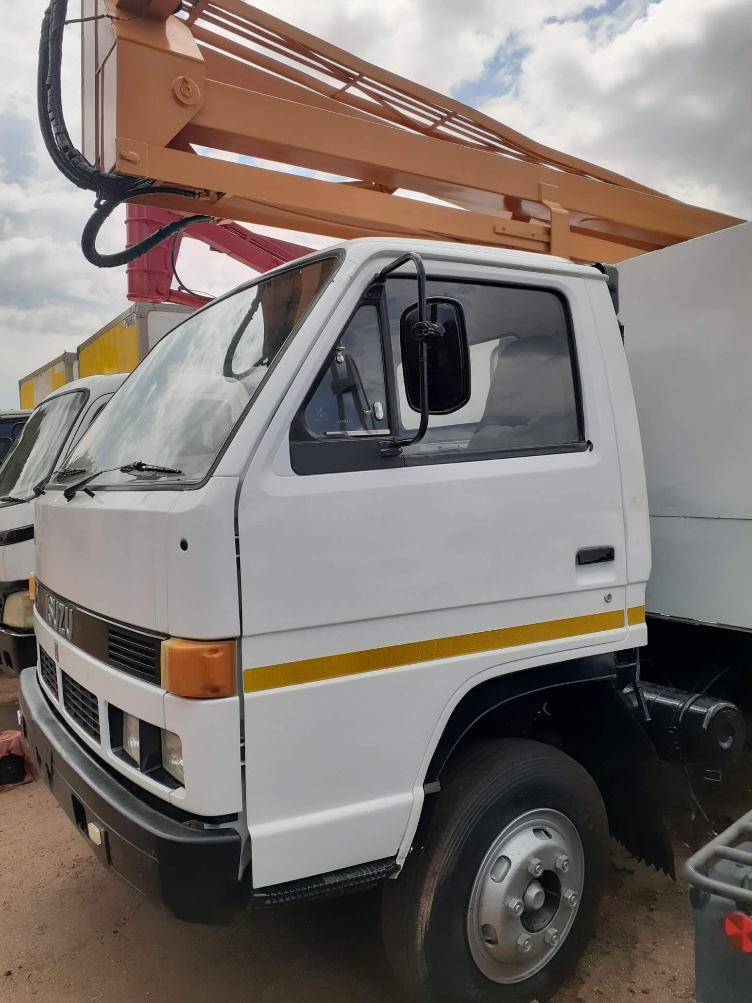 1995 ISUZU N4000 Cherry Picker - Image 12