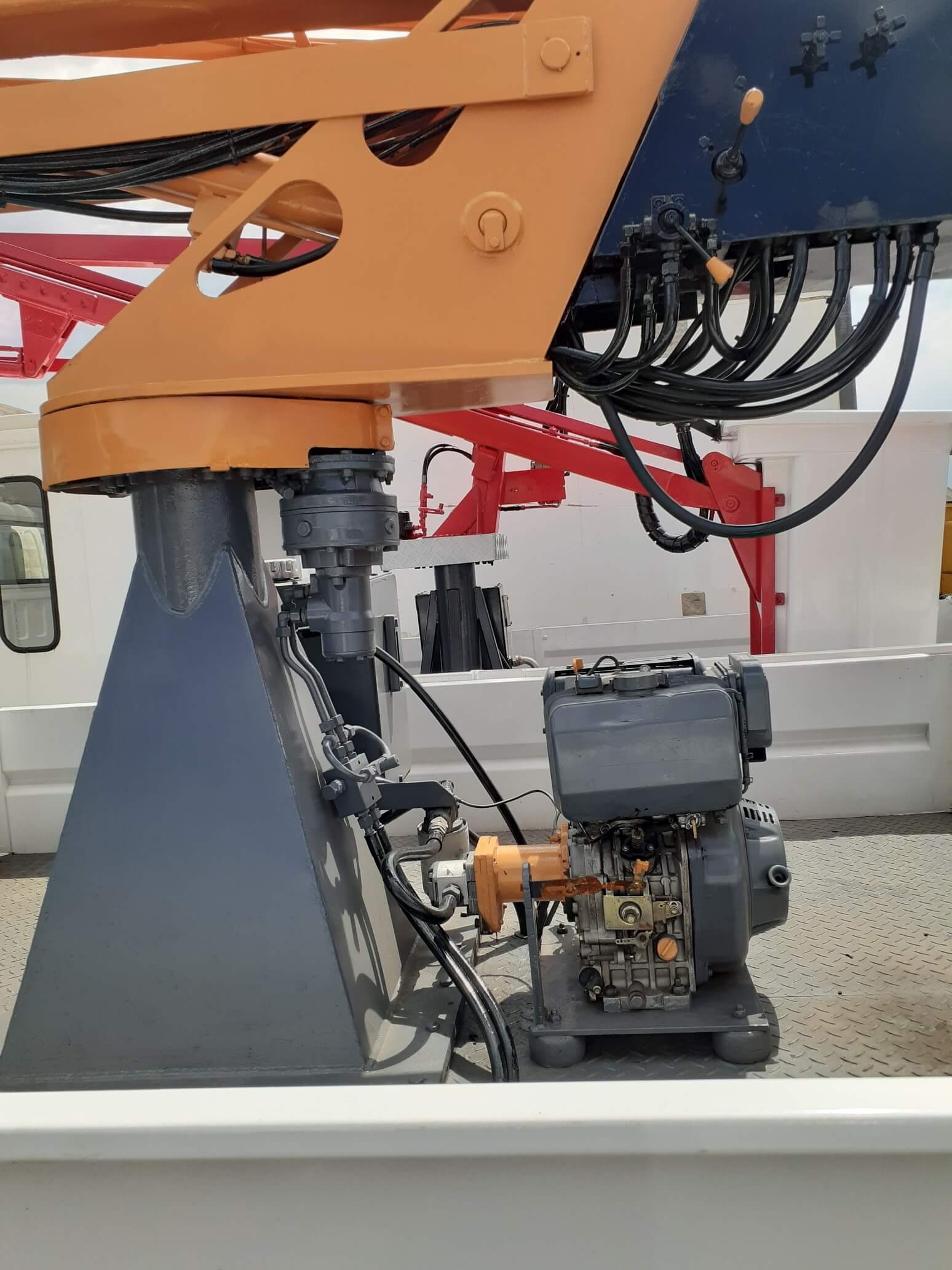 1995 ISUZU N4000 Cherry Picker - Image 10