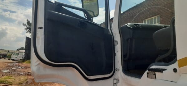 2011 Mitsubishi Fuso FV26:310 Lugger 6x4 - Image 11