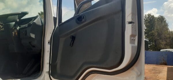 2011 Mitsubishi Fuso FV26:310 Lugger 6x4 - Image 13