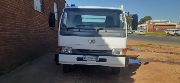 2014 Nissan UD40L Dropside 4x2 - Image 2