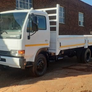 2014 Nissan UD40L Dropside 4x2