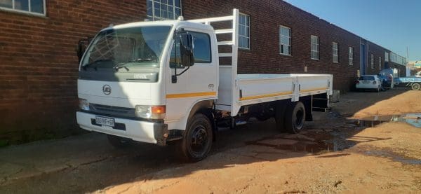 2014 Nissan UD40L Dropside 4x2