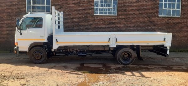 2014 Nissan UD40L Dropside 4x2 - Image 4