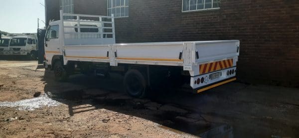 2014 Nissan UD40L Dropside 4x2 - Image 5