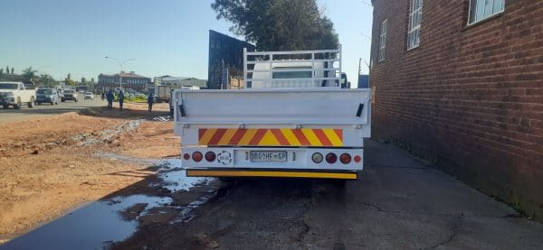 2014 Nissan UD40L Dropside 4x2 - Image 6