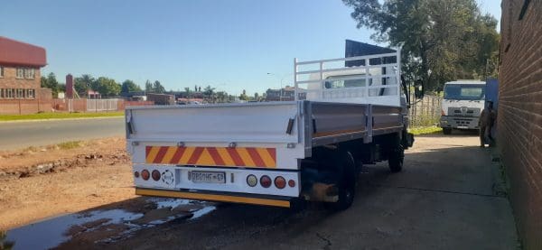 2014 Nissan UD40L Dropside 4x2 - Image 7
