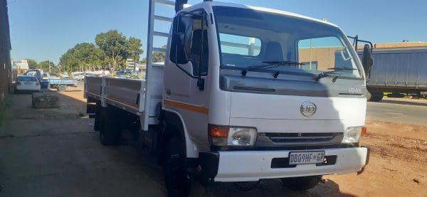 2014 Nissan UD40L Dropside 4x2 - Image 8