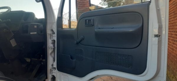 2014 Nissan UD40L Dropside 4x2 - Image 9