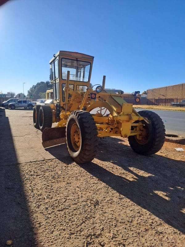 CAT120G grader with scarifier - Image 2
