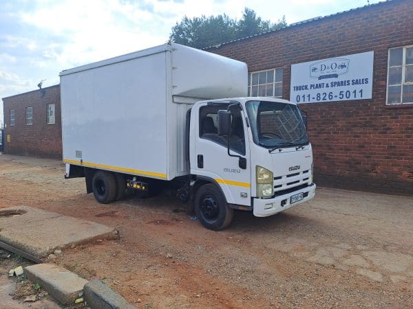 Isuzu NPR300 Smoother Volume Body 4x2