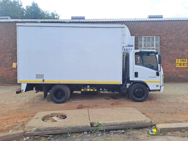 Isuzu NPR300 Smoother Volume Body 4x2 - Image 4
