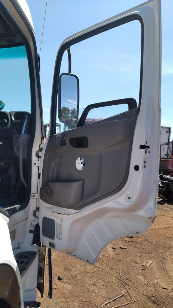 2016 UD Quon GW26:450 Chassis Cab 6x4 - Image 12