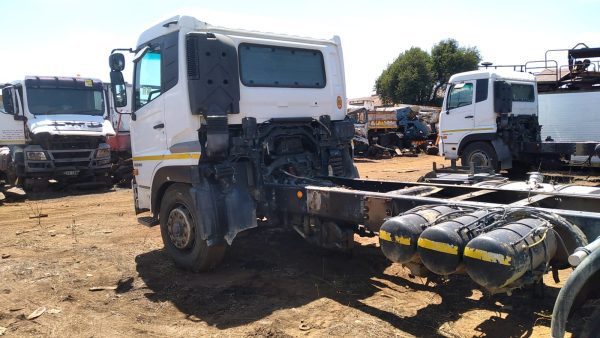 2016 UD Quon GW26:450 Chassis Cab 6x4 - Image 4