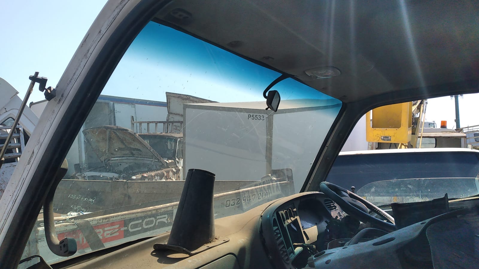 2004 Hyundai HD 72 Dropside 4x2 stripping for stripping - Image 3