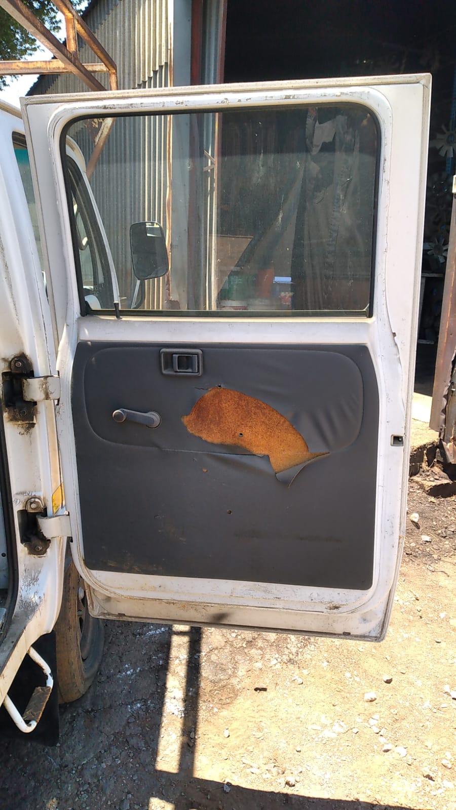 2006 Nissan UD 20 Double Cab Dropside 4x2 stripping for spares. - Image 4