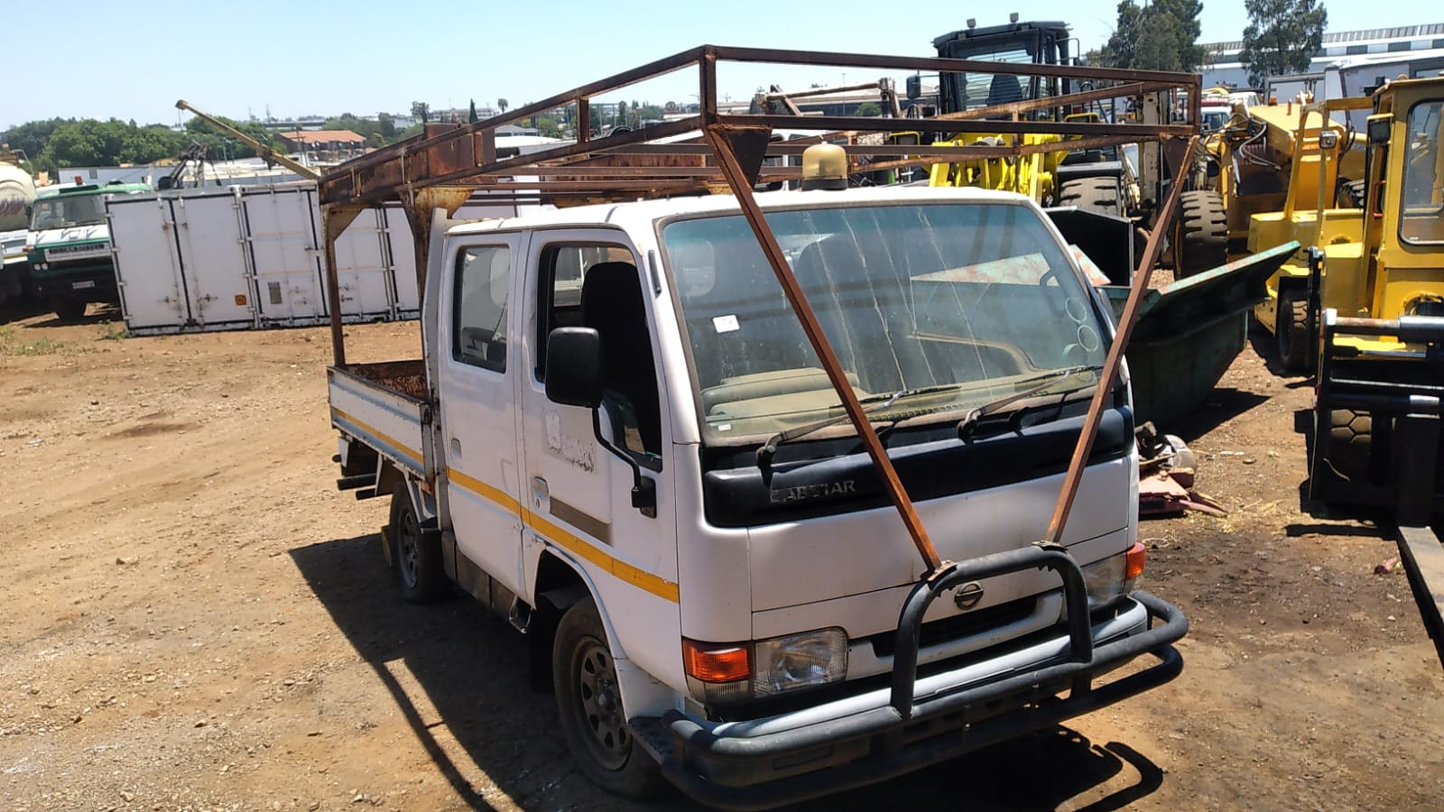 2006 Nissan UD 20 Double Cab Dropside 4x2 stripping for spares. - Image 11