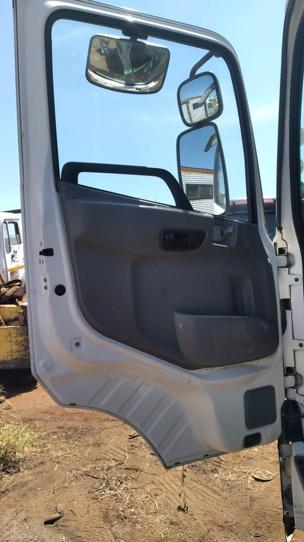 2016 UD Quon GW26:450 Chassis Cab 6x4 - Image 14