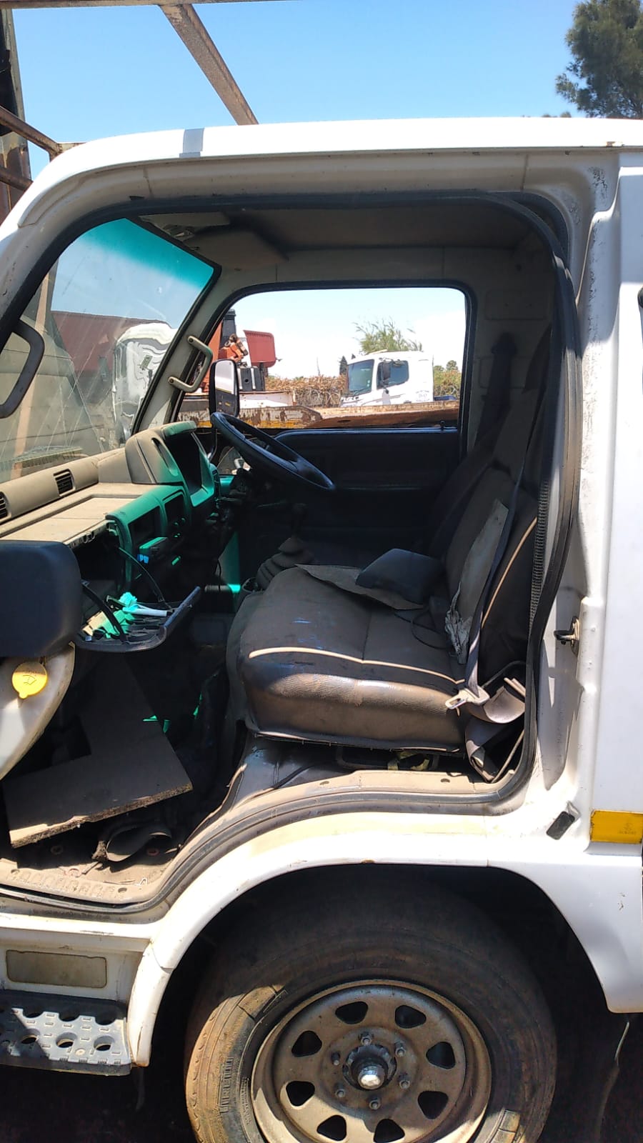 2006 Nissan UD 20 Double Cab Dropside 4x2 stripping for spares. - Image 7