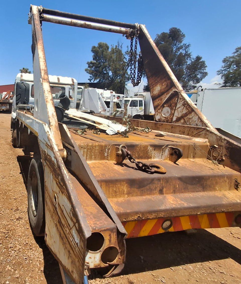 2011 Nissan UD 330 G300 parts