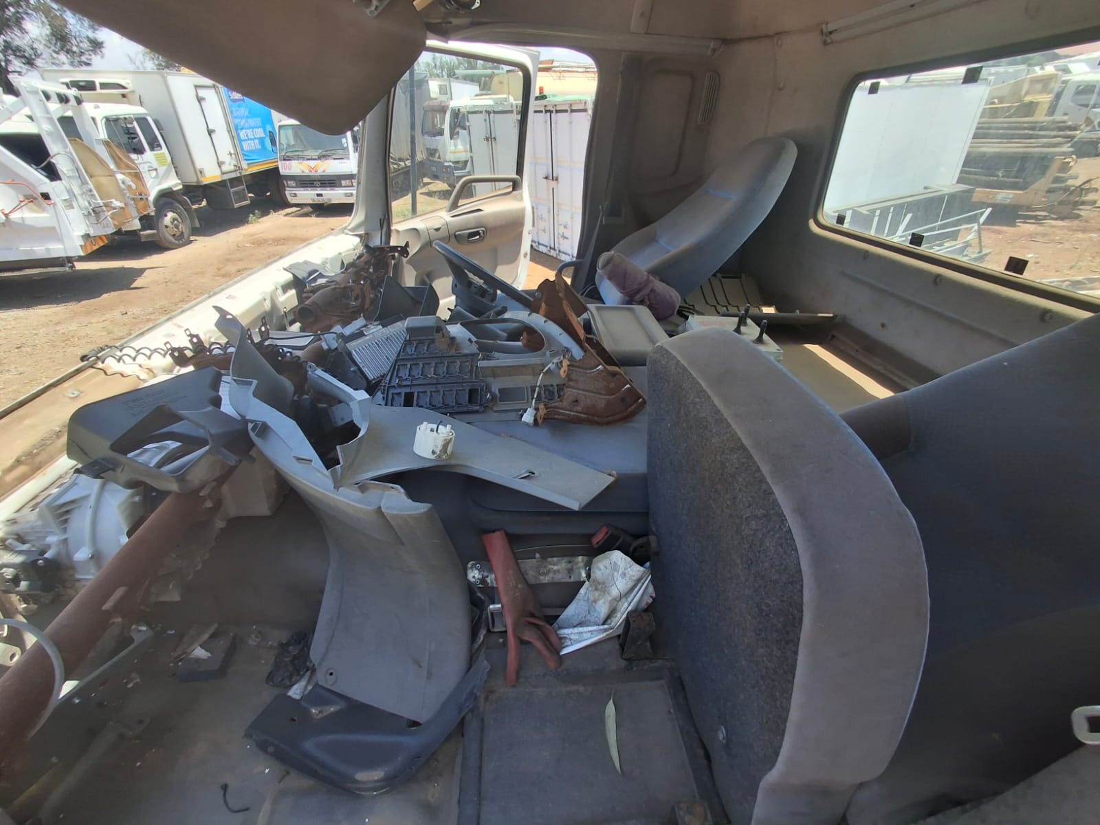 2011 Nissan UD 330 G300 spares parts