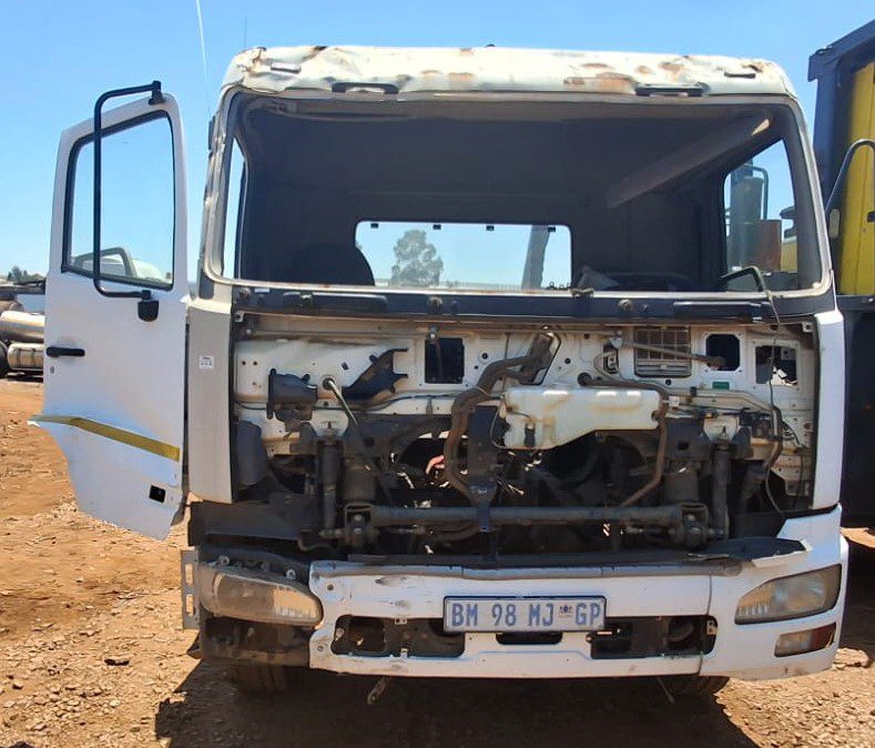 2011 Nissan UD 330 G300 spares parts