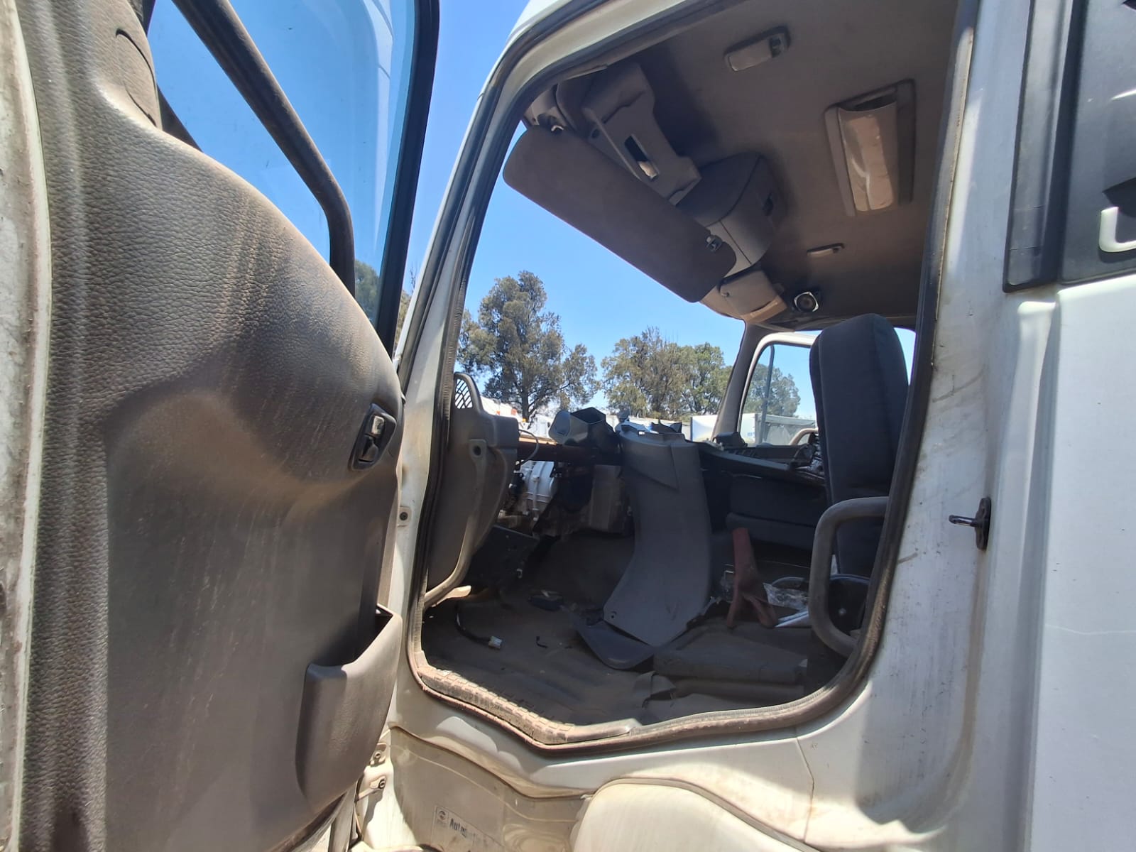 2011 Nissan UD 330 G300 stripping for spares
