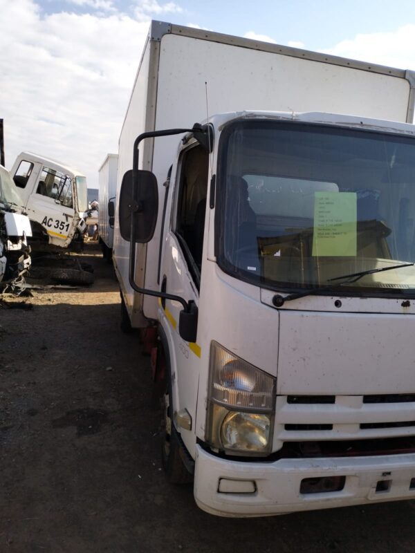 2012 ISUZU NPR 400 - Stripping for parts