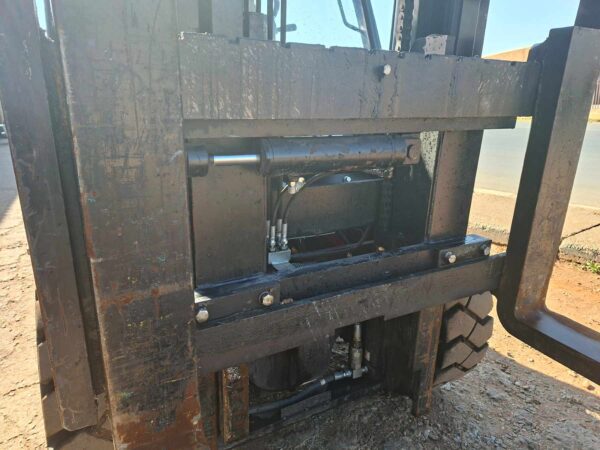 Forklift mast