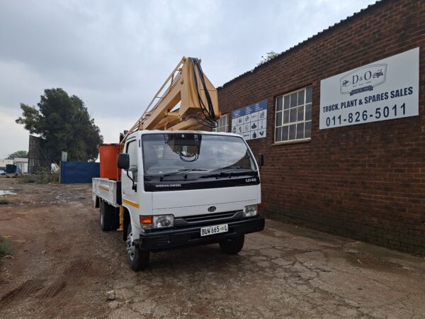 2007 Nissan UD40 Cherry Picker, 12 meter, pto operated, 84103 kms - Image 2