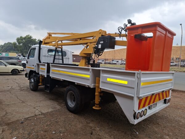 2007 Nissan UD40 Cherry Picker, 12 meter, pto operated, 84103 kms - Image 4