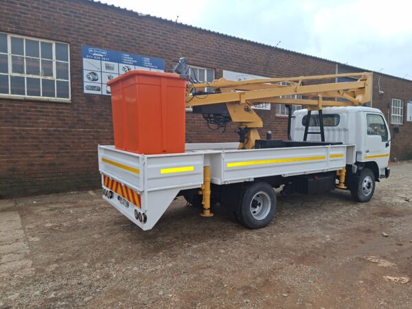 2007 Nissan UD40 Cherry Picker, 12 meter, pto operated, 84103 kms - Image 6