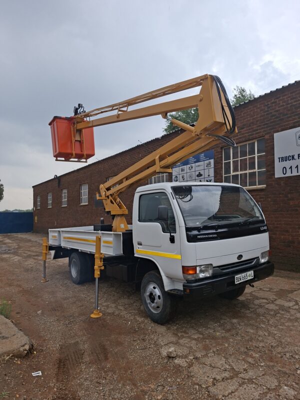 2007 Nissan UD40 Cherry Picker, 12 meter, pto operated, 84103 kms - Image 17
